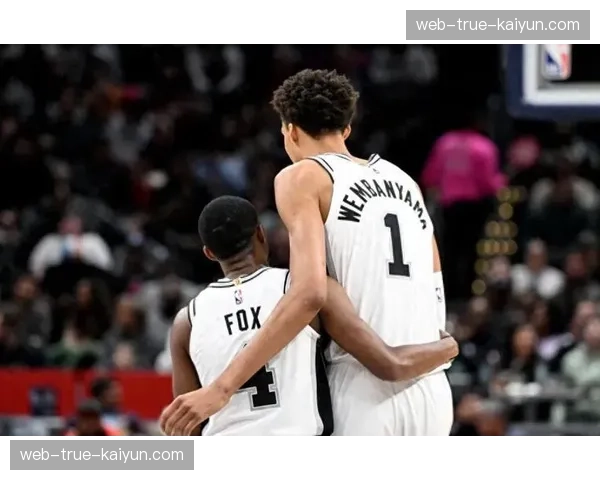 勇士残阵应对马刺高位挡拆 格林换防文班亚马身高劣势明显